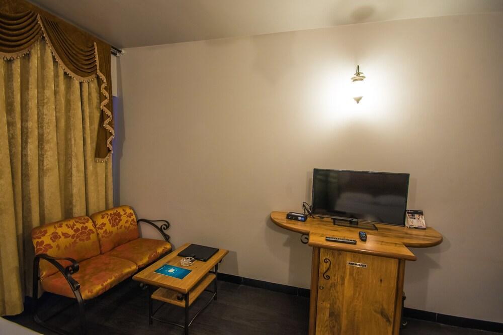Infiniti Hotel And Spa Индаур Экстерьер фото