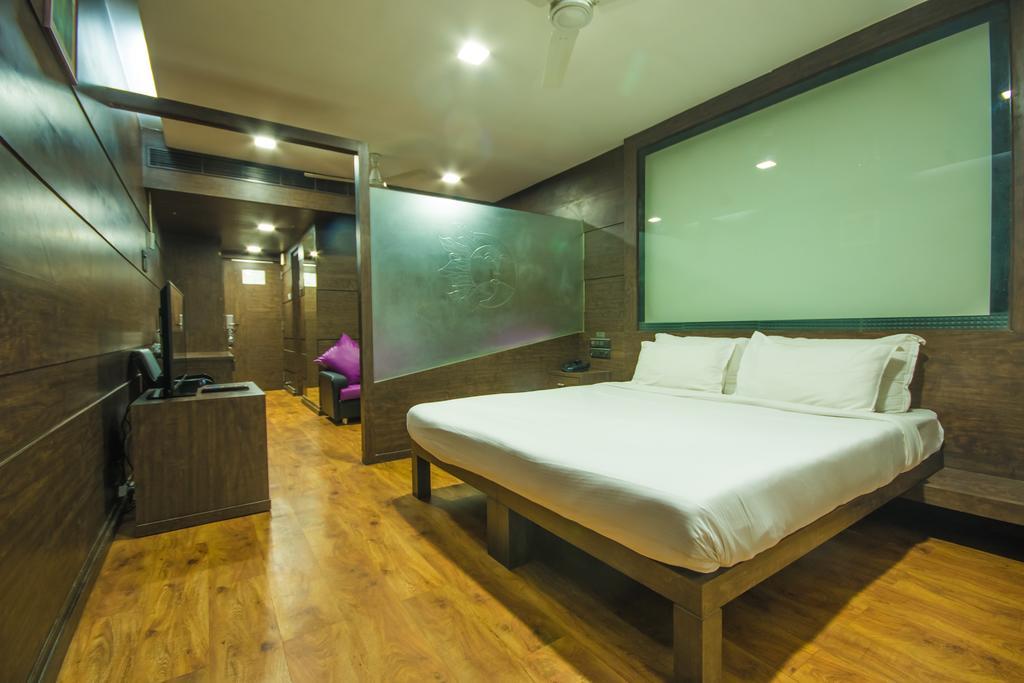 Infiniti Hotel And Spa Индаур Экстерьер фото